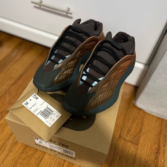 Adidas Yeezy Boost 700 V3 Copper Fade size 6 men’s 7.5 women’s - Picture 9 of 10